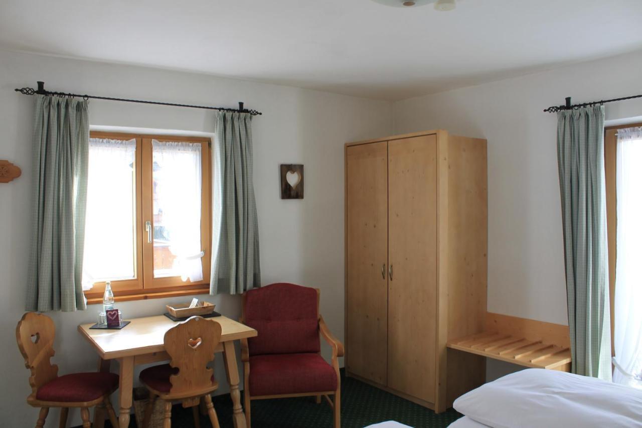 Fruehstueckspension Gaestehaus Zum Weissen Roessl Wallgau Exterior foto