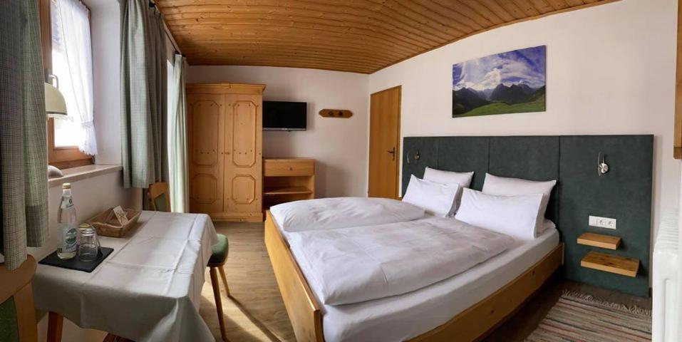 Fruehstueckspension Gaestehaus Zum Weissen Roessl Wallgau Exterior foto