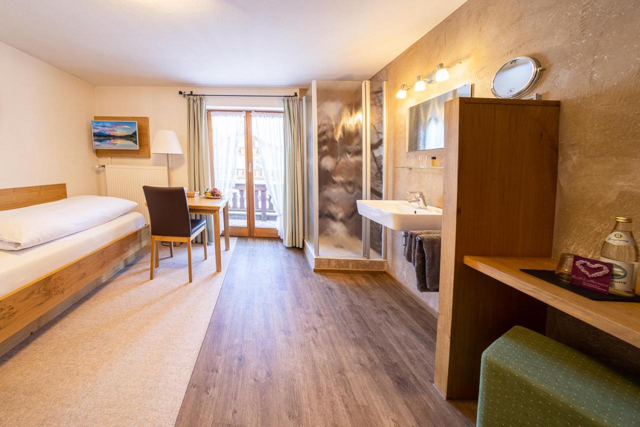 Fruehstueckspension Gaestehaus Zum Weissen Roessl Wallgau Exterior foto